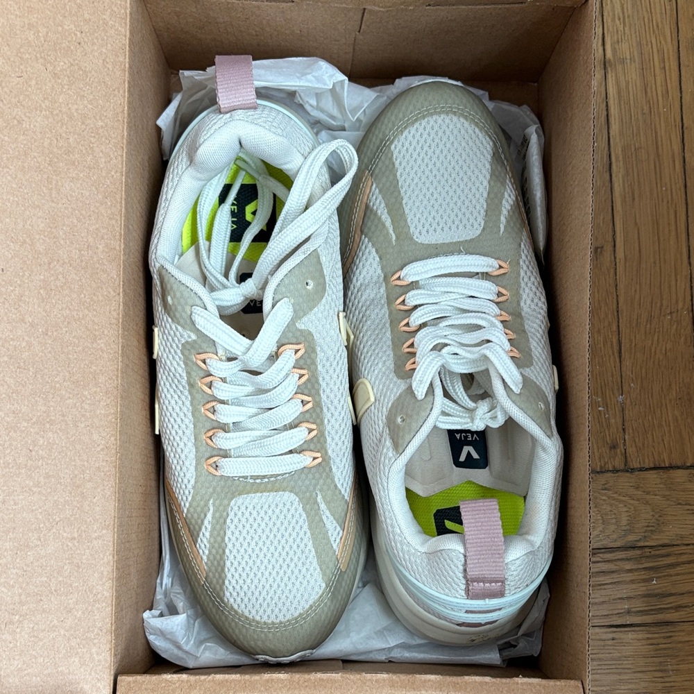 Veja Women's White and Tan Rio Branco II Sneakers